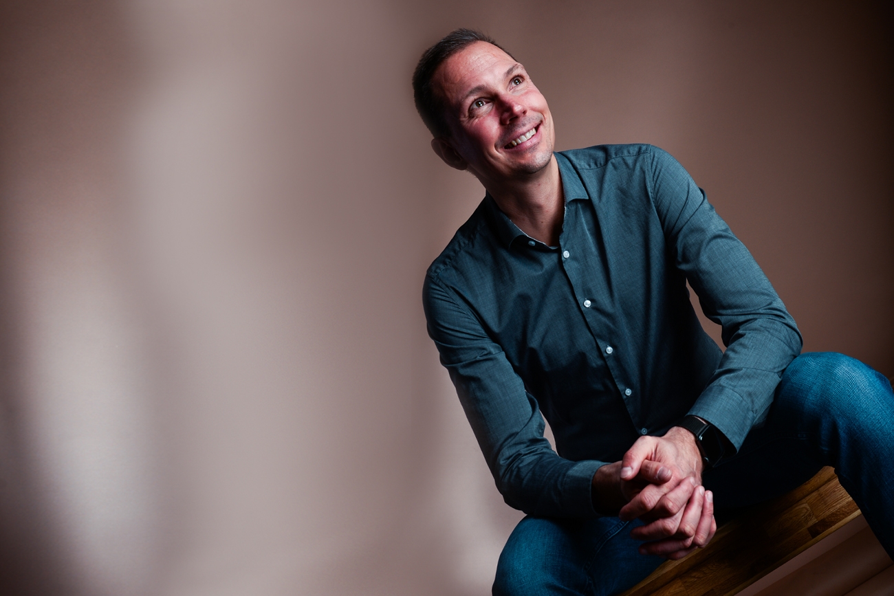 Sven Stoecklein schaut etwas nach oben