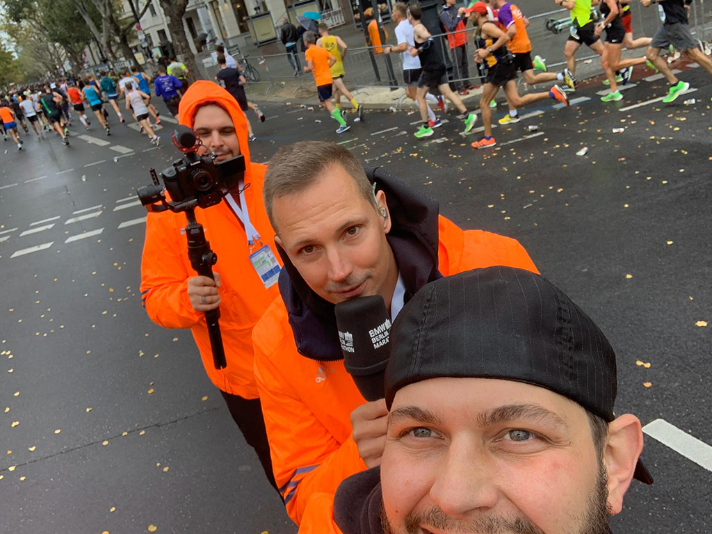 Sven Stoecklein Moderator des Aktionspunktes beim BMW Berlin Marathon Olivaer Platz