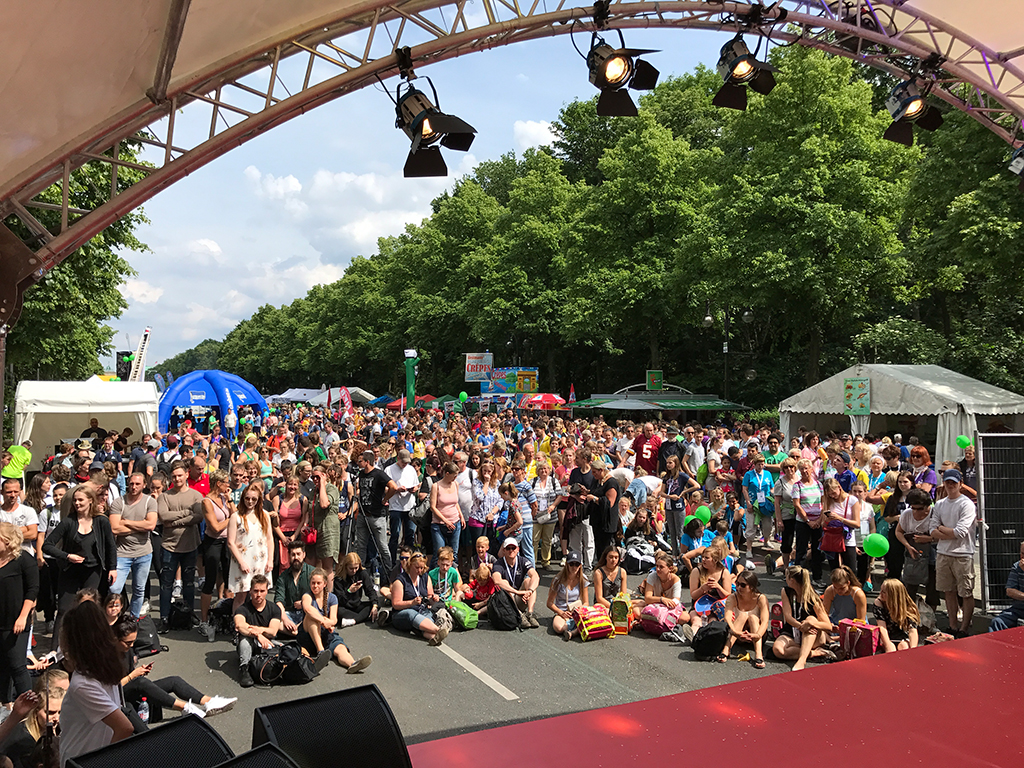 Sven Stoecklein auf der Bühne beim Turnfest in Berlin